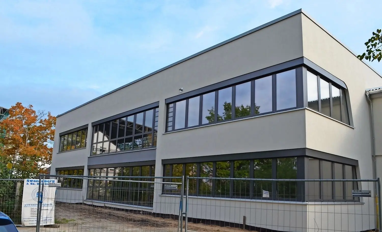 Das ist der neue Anbau, der sich an dem Platz befindet, an dem einst die Schulturnhalle gewesen ist. Dort gibt es mehrere Lernlandschaften, Fachräume und die Caféteria in Richtung Hof. Der Bau besticht durch seine große Fensterfront, die jede Menge Licht in die Räume lässt.