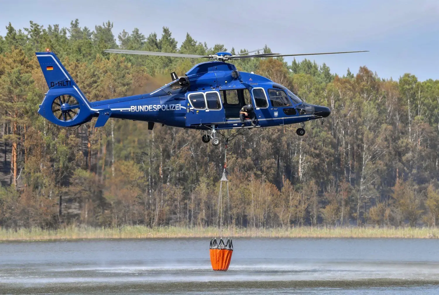 Auch die Lieberoser Heide (Dahme-Spreewald) war in der Vergangenheit immer wieder von Bränden heimgesucht worden. Ein Hubschrauber der Bundespolizei nimmt hier Wasser im Teerofensee auf, um den Waldbrand damit zu bekämpfen.