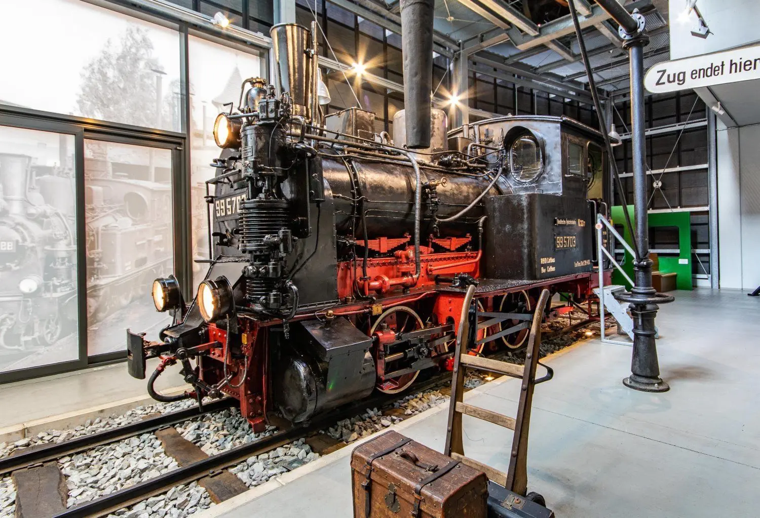 Eine alte Spreewaldbahn im Spreewaldmuseum in Lübbenau: Mit ihr wurde der Spreewald verkehrstechnisch erschlossen.