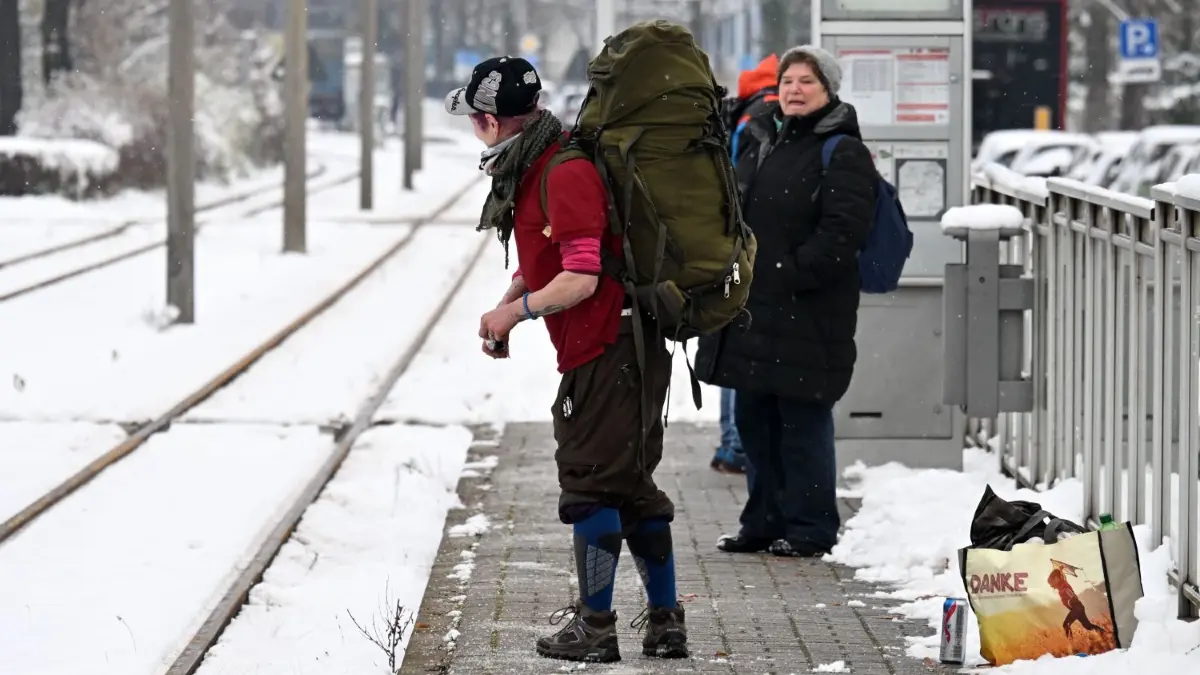 Warten an der Straßenbahn-Haltestelle Vetschauer Straße/Leipziger Straße in Cottbus.
Winter Strassenbahnhaltestelle
Friedrich-List-Strasse/Vetschauer Strasse