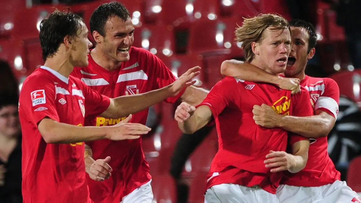 Jules Reimerink (Zweiter von rechts) hat mit Energie Cottbus in der Saison 2010/11 Pokalgeschichte geschrieben. Und er erzielte das legendäre 5:5 gegen den Karlsruher SC (Foto).
Fußball 2. Bundesliga, 3. Spieltag: Energie Cottbus - Karlsruher SC am Montag (13.09.2010) im Stadion der Freundschaft in Cottbus: Der Cottbuser Jules Reimerink (2.v.r.) jubelt nach seinem Treffer zum 5:5 Endstand mit seinen Teamkollegen. Foto: Hannibal Hanschke dpa/lbn (Achtung Sperrfrist! Die DFL erlaubt die Weiterverwertung der Bilder im IPTV, Mobilfunk und durch sonstige neue Technologien erst zwei Stunden nach Spielende. Die Publikation und Weiterverwertung im Internet ist während des Spiels auf insgesamt sechs Bilder pro Spiel begrenzt.) ++ +++ dpa-Bildfunk +++