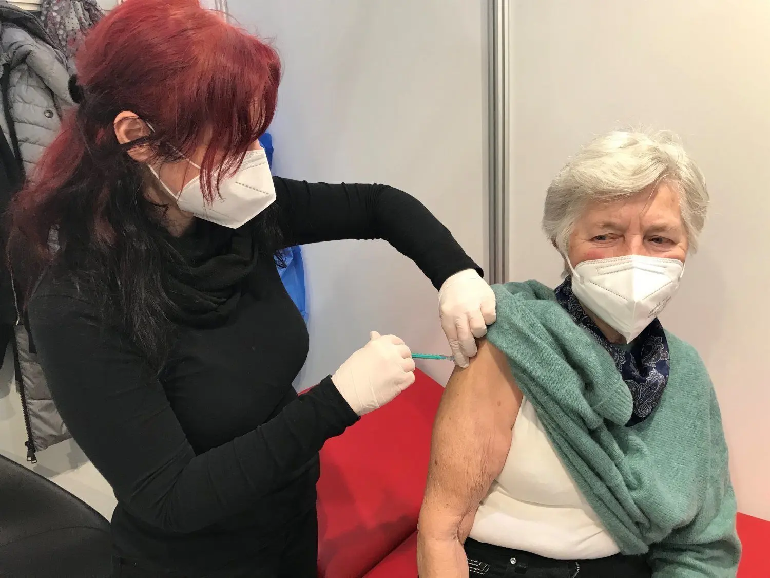 Die 84-jährige Anneliese Reusch aus Guben bekommt ihre Erstimmunisierung mit dem Impfstoff des Herstellers Biontec/Pfizener. Christiane Pinkau von der Senftenberger Arztpraxis Kathrin Holz spritzt ihr das Vakzin. Einmal pro Woche hilft das Team im Impfzentrum in Cottbus aus.