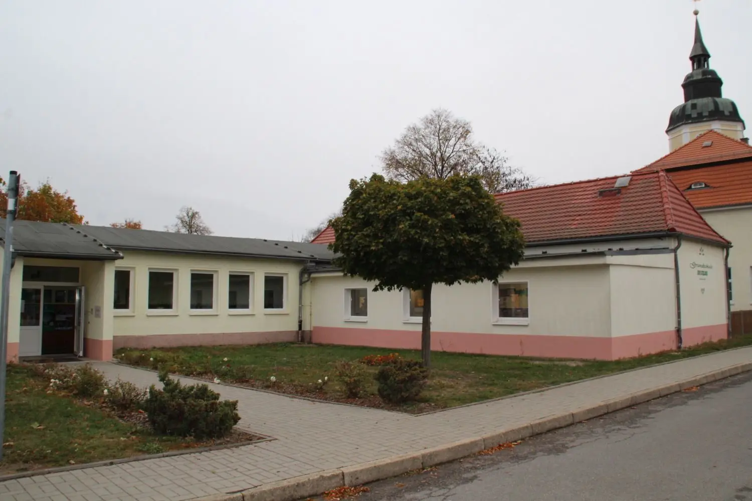 Die kleine Grundschule Großkmehlen braucht mehr Platz. Die vorübergehende Erweiterung um zwei Container-Klassenzimmer soll nun endlich angeschoben werden.