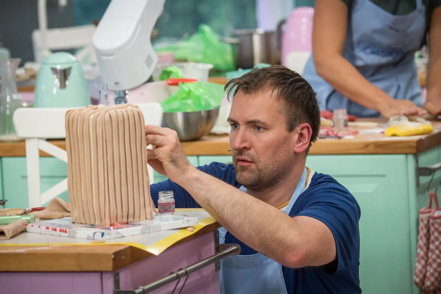 Hochkonzentriert: Steve Hauptvogel hat den Turm für seinen Big Ben bei "Das große Backen" von Sat.1 fast fertig.
