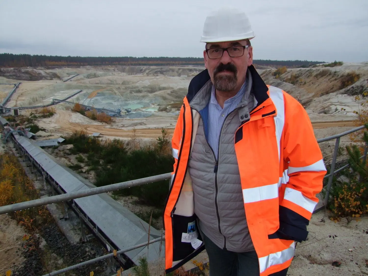Jürgen Schlegel am Aussichtspunkt des Kaolin-Abbaufeldes nahe Caminau.
