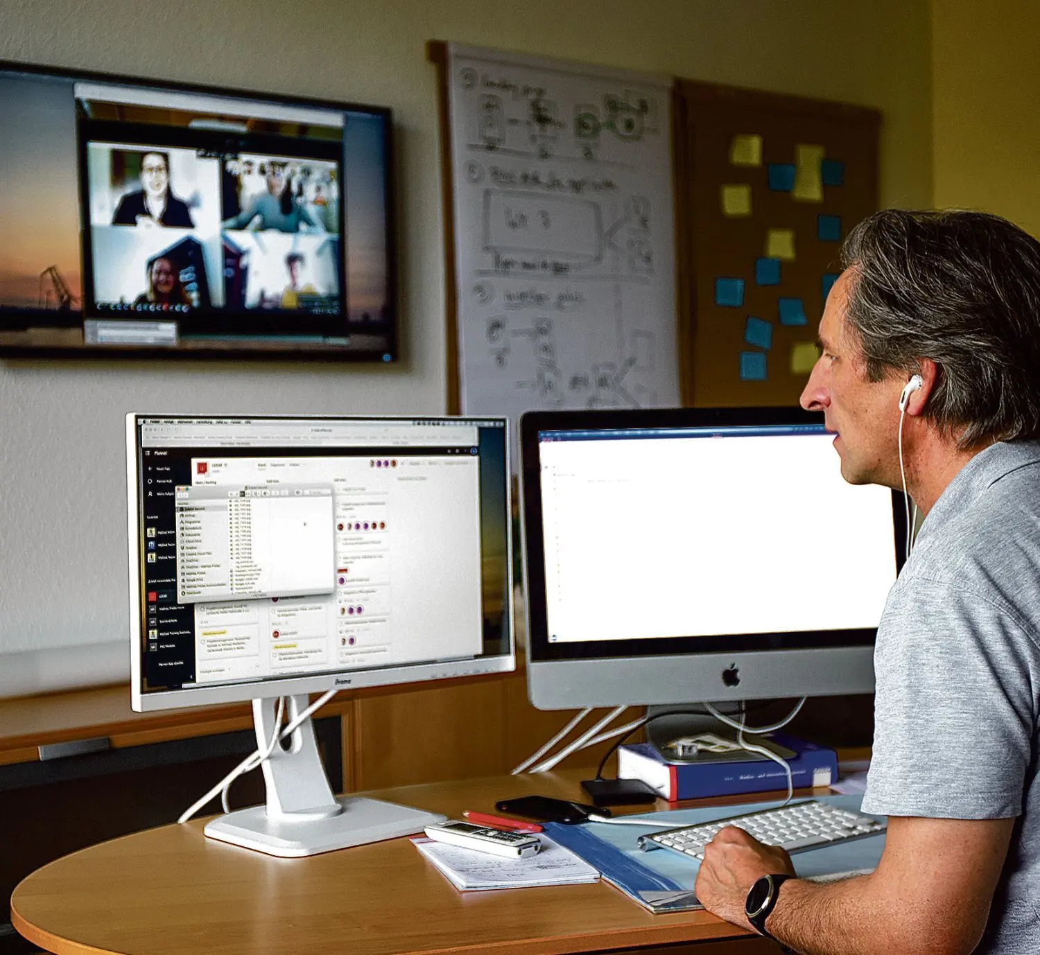 Vorarbeiten im April 2020: Mathias Priebe, Projektleiter der Lausitzer Gartenstadt 2020 in Laubusch, in einer Videokonferenz mit Studenten der TU Kaiserslautern.