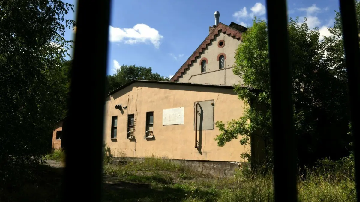 Das ehemalige Glaswerk in Rietschen soll ertüchtigt werden, sodass eine Nutzung zumindest als Lagerfläche möglich wird.
Das ehemalige Glaswerk in Rietschen soll ertüchtigt werden, sodass eine Nutzung zumindest als Lagerfläche möglich wird.