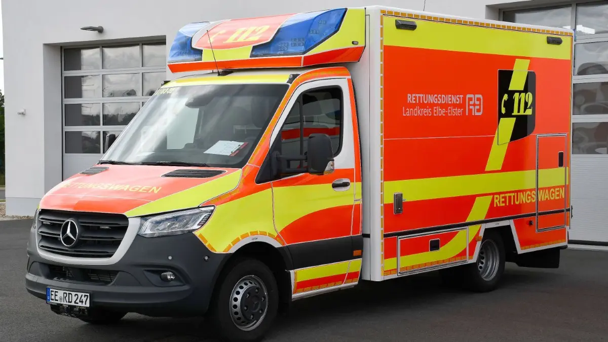 Der neue Wagen, der in den Rettungswachen Herzberg und Bad Liebenwerda zum Einsatz kommt.⇥
Der neue Rettungswagen des Eigenbetriebs Rettungsdienst des Landkreises Elbe-Elster, der ab sofort in den Rettungswachen Herzberg und Bad Liebenwerda zum Einsatz kommt.