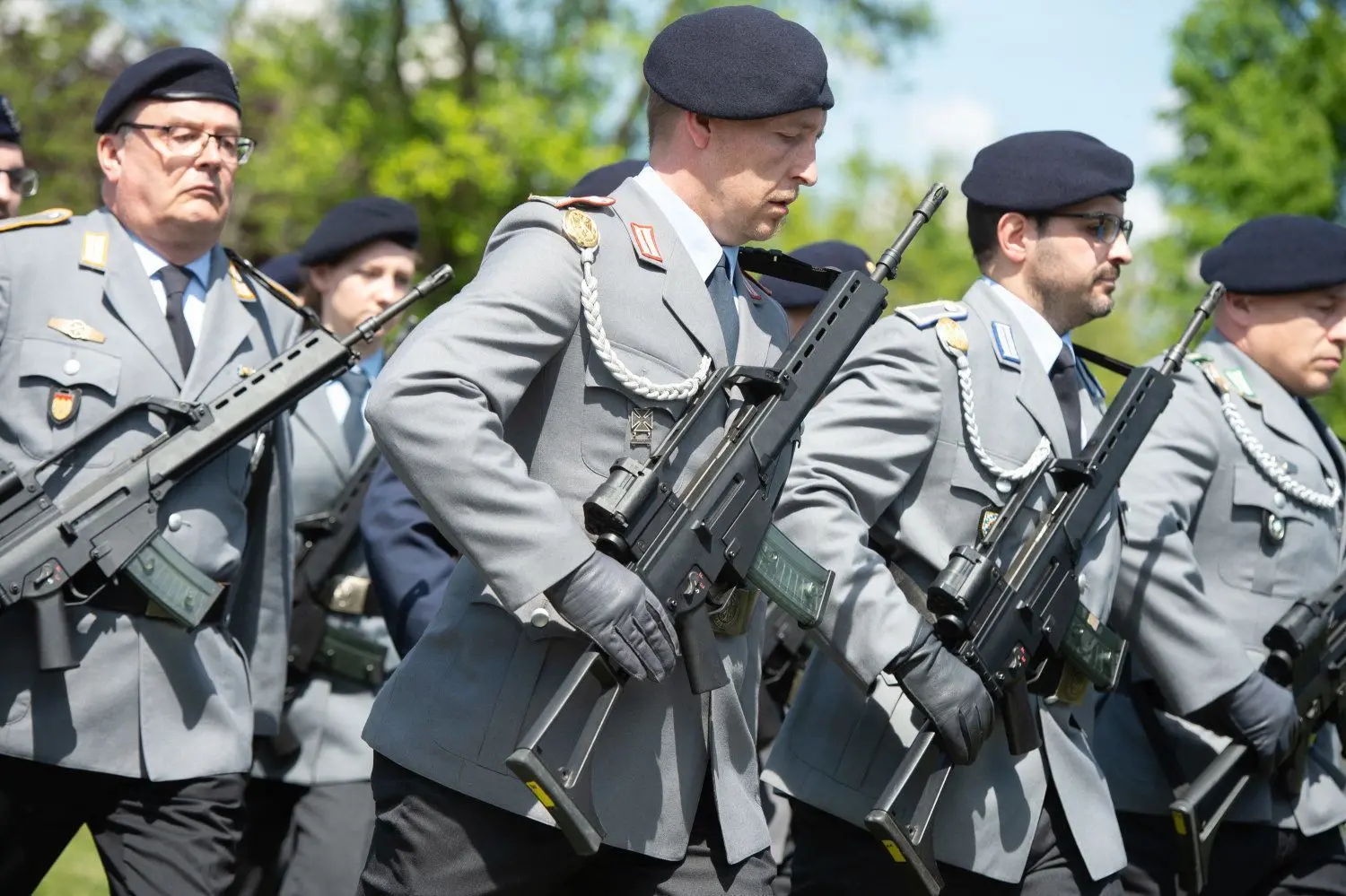 Soldaten eines Ehrenzuges marschieren mit dem Sturmgewehr G36 im Stadtpark in Roth anlässlich der Indienststellung des Landesregimentes Bayern.