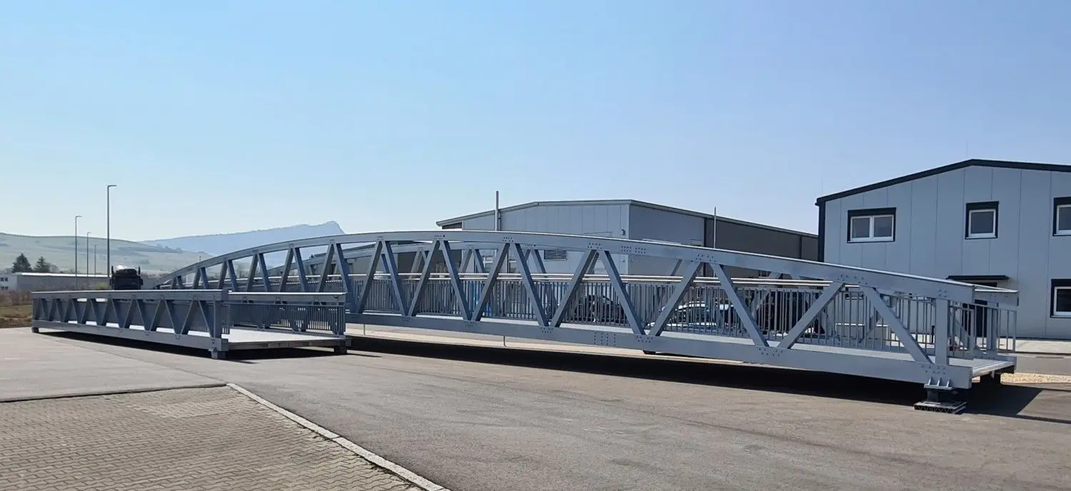 Die Wilhelmsthaler Brücke wartet in Engen auf den Transport nach Spremberg.