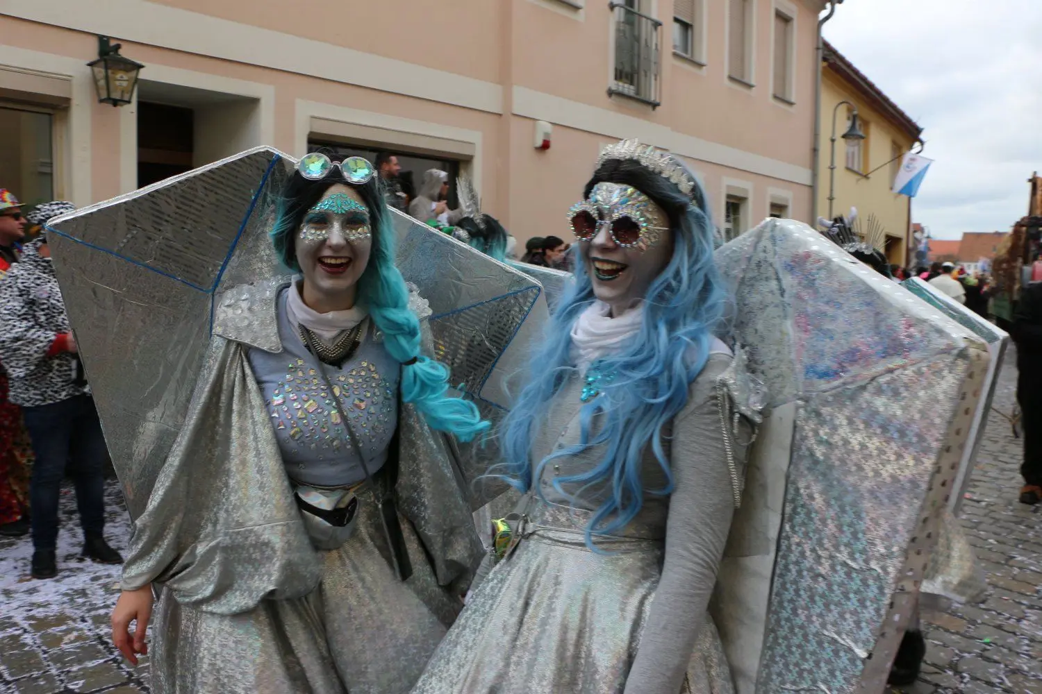 Mit Glitter, Glamour und im hippen Space-Design ziehen diese beiden Ladies beim Rosenmontagsumzug 2020 in Wittichenau alle Blicke auf sich.
