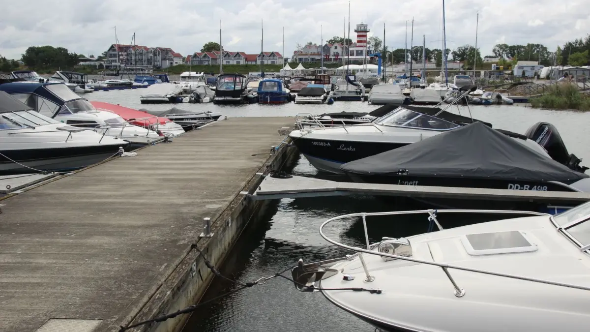 Liegeplätze sind auch auf dem Geierswalder See sehr knapp, da sehr begehrt. Jetzt gibt es einen Disput zwischen dem Seenland-Zweckverband und den örtlichen Wassersportlern.
Liegeplätze sind auch auf dem Geierswalder See sehr knapp, da sehr begehrt. Es gibt es einen Disput zwischen dem Seenland-Zweckverband und den örtlichen Wassersportlern.