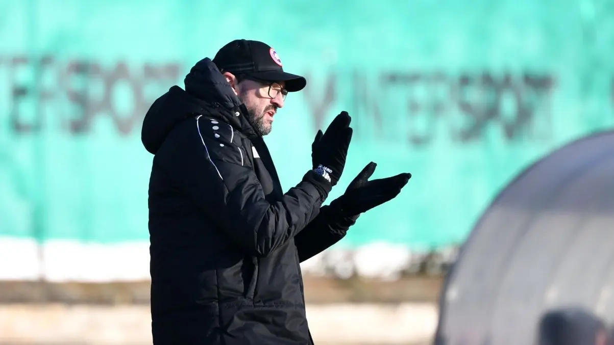 Trainer Claus-Dieter Wollitz von Energie Cottbus sah einige gute Kombinationen seiner Mannschaft im Testspiel gegen Hertha BSC II.