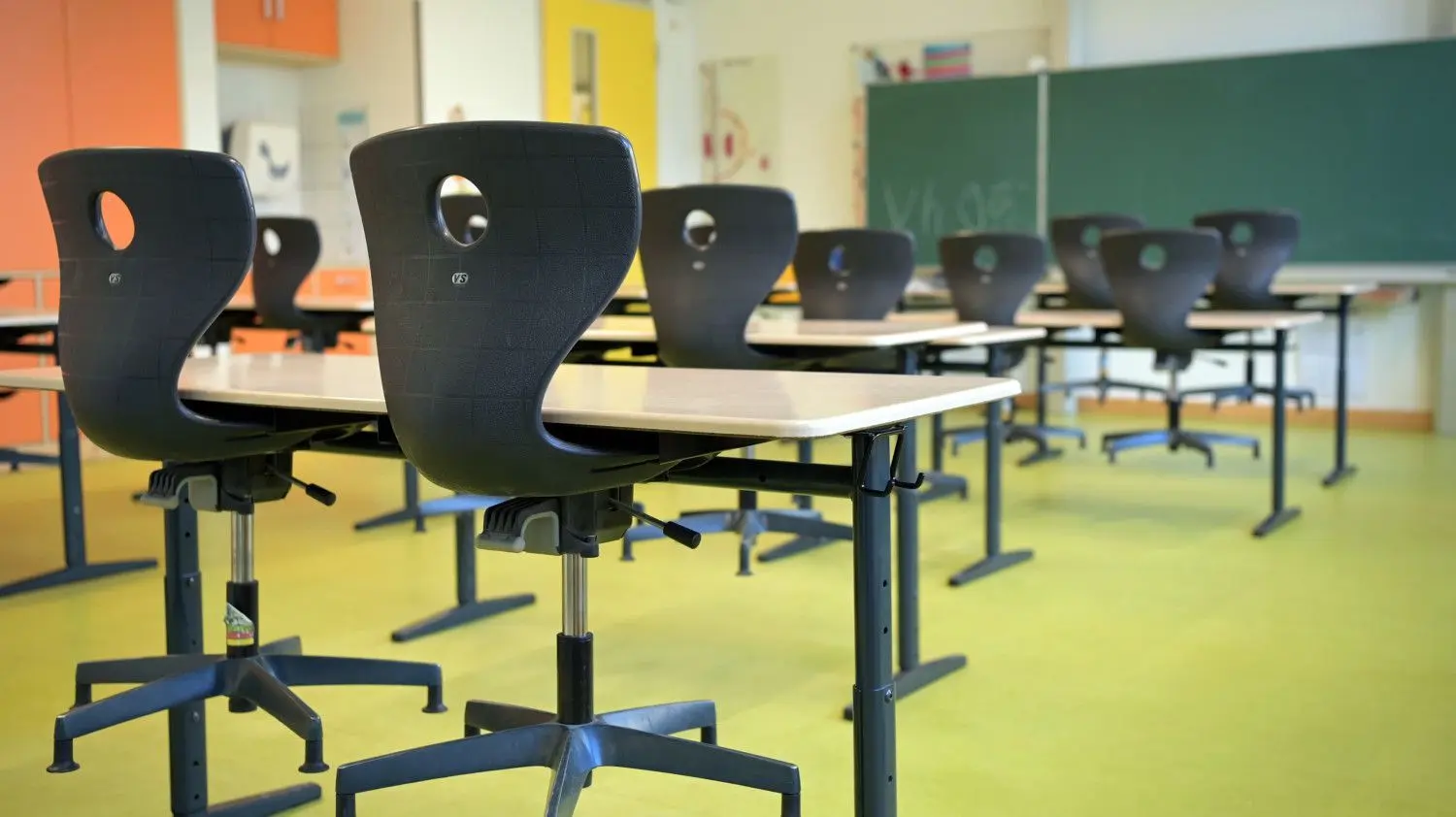 Ein verwaistes Klassenzimmer. Die schnelle Rückkehr zum Präsenzunterricht fordern Eltern aus dem Spree-Neiße-Kreis.