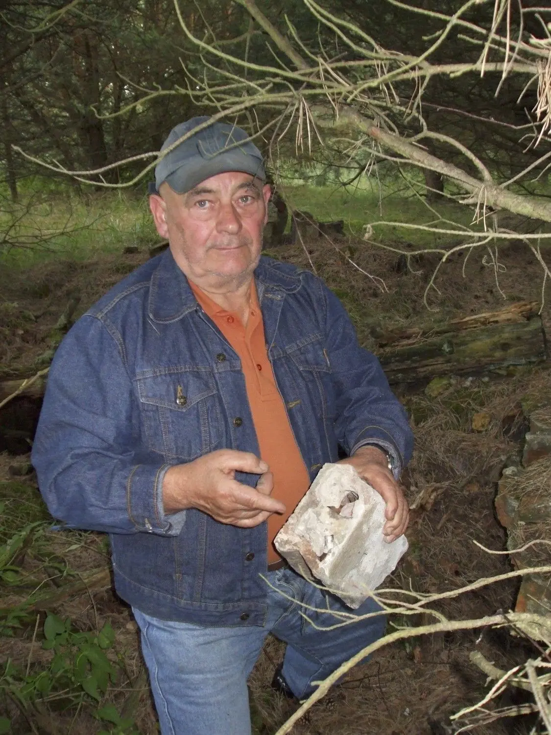 Hobby-Restaurator Helmut Pink ist auch heimatgeschichtlich unterwegs. Hier präsentiert er alte Mauerreste vom wahrscheinlich letzten Sabrodter Gehöft am alten Standort des Dorfes.