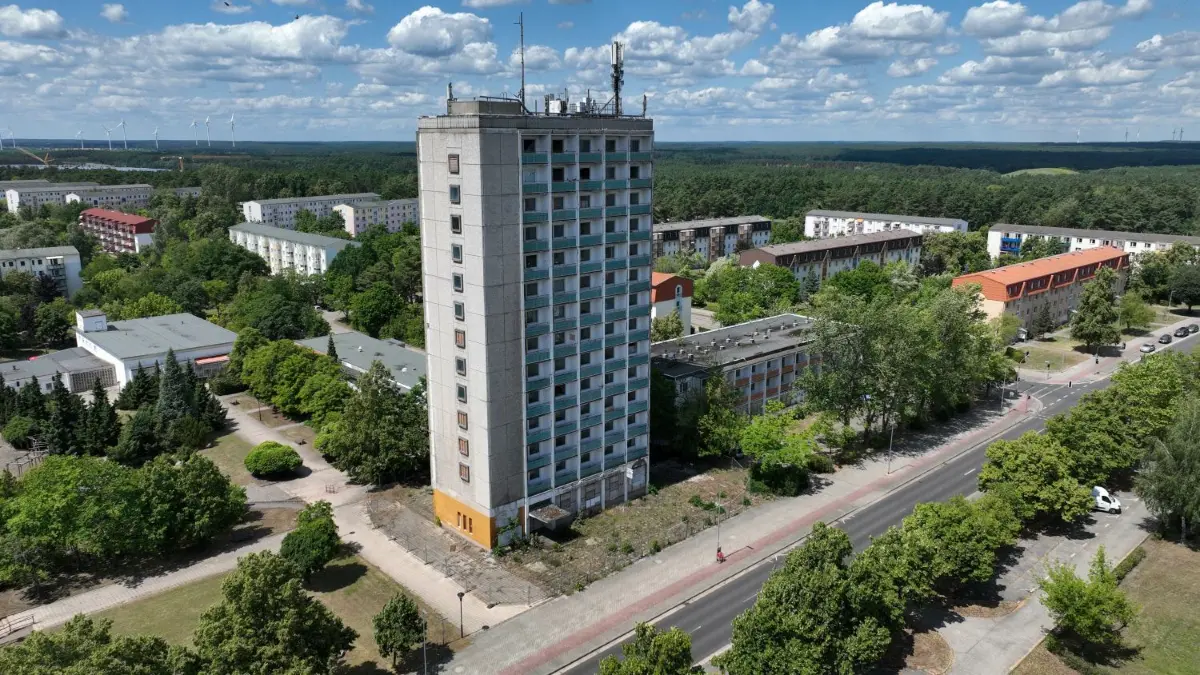 Das Hochhaus in der Gubener Obersprucke. Seine Zukunft ist nach wie vor ungewiss.
Luftaufnahme vom 16. Juli 2023
Stadt Guben
Wohngebiet Obersprucke, Hotel-Hochhaus, Friedrich Schiller-Strasse