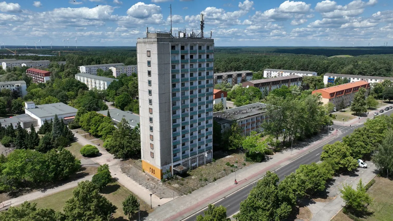 Das Hochhaus in der Gubener Obersprucke. Seine Zukunft ist nach wie vor ungewiss.