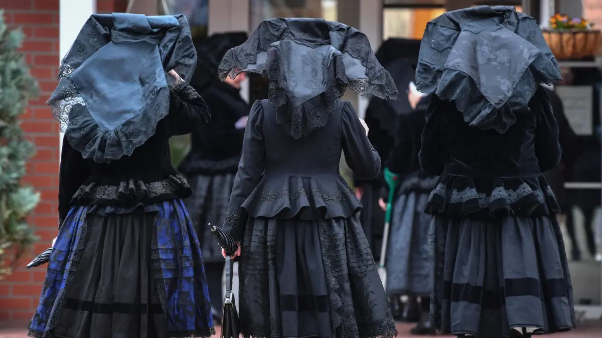 Der Wendische Kirchgang in Burg: Spreewälderinnen in ihren komplett schwarzen Trachten.
01.04.2018, Brandenburg, Burg: Frauen in schwarzen Trachten kommen am Ostersonntag zur evangelischen Kirche im Spreewaldort Burg. Der Wendische Kirchgang in Burg begann mit dem Ostersingen der Chorgemeinschaft Concordia sowie den Mitgliedern des Heimat- und Trachtenvereins in Festtags- und Kirchgangstrachten. Bei diesem Ereignis - übrigens das einzige Mal im ganzen Jahr - traten die Spreewälderinnen in ihren komplett schwarzen Trachten auf. Foto: Patrick Pleul/dpa-Zentralbild/dpa +++ dpa-Bildfunk +++