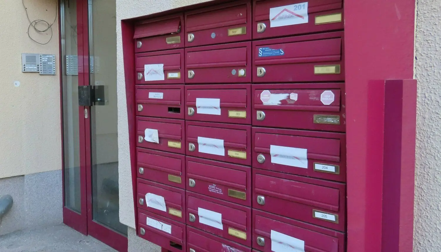 Viele Briefkästen sind zugeklebt.