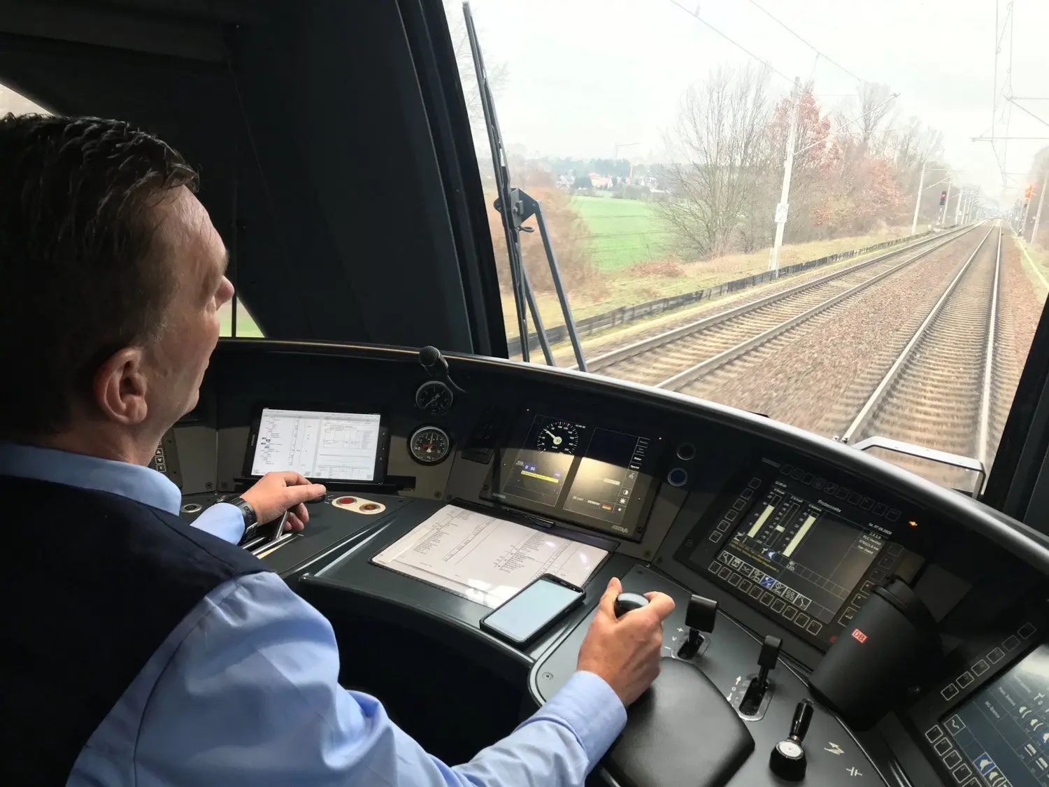 7. März 2020: Der neue IC rollt aus Dresden kommend auf seiner Premierenfahrt vor dem offiziellen Start am 8. März nach Berlin - künftig im Zweistundentakt - Triebfahrzeugführer Mario Bartsch hier bei Rangsdorf