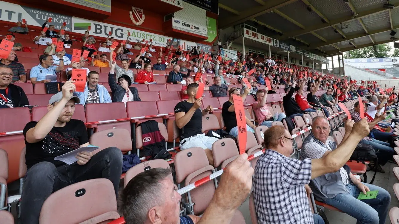 Die Mitglieder des FC Energie Cottbus stimmen gegen die Entlastung des alten Präsidiums.