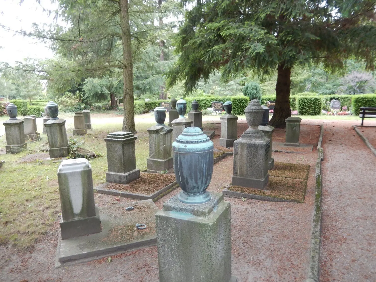 Bei den Menschen, die sich einäschern ließen, folgte auch das Grab neuen Gestaltungskonzepten mit der Urne als Mittelpunkt.