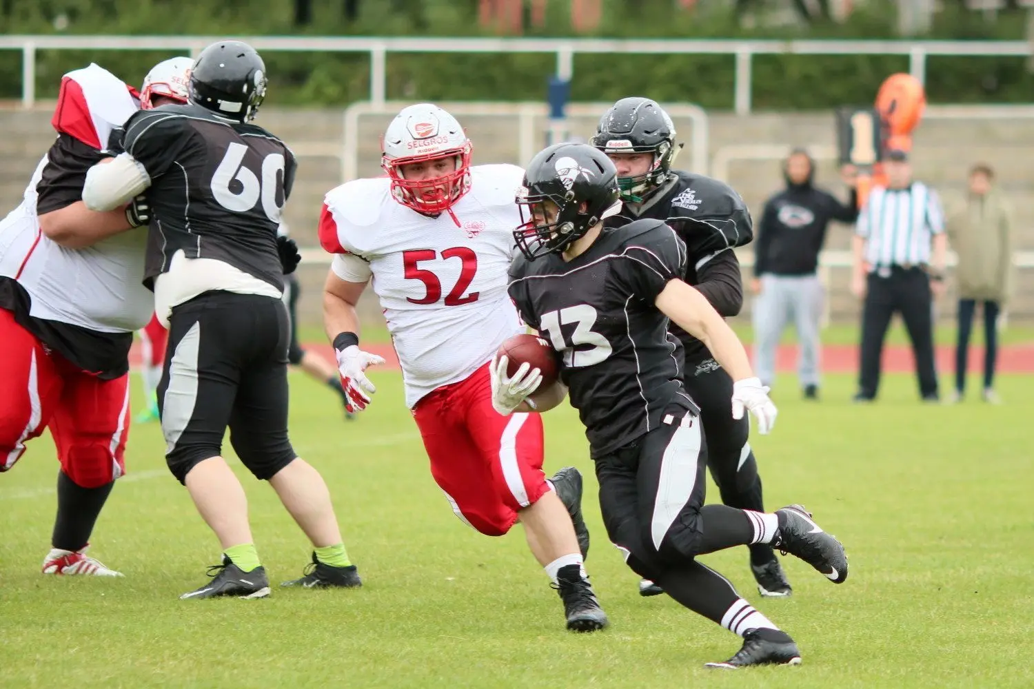 Alex Young-Jopke (Nr. 52) war damals acht Jahre alt und wuchs an der Ostküste in Maine auf. Heute lebt der 28-Jährige in Cottbus und spielt Football bei den Crayfish.