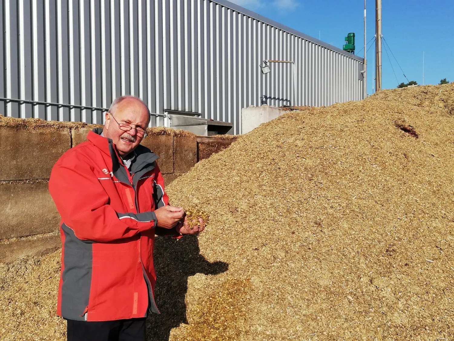 Wilfried Pester beim beherzten Griff in frisch angelieferten gehäckselten Mais. Die nachwachsenden Rohstoffe kommen von Landwirten im Umkreis der Biogasanlage Sembten. Sie sind die Grundlage für die Stromerzeugung aus Biogas. Wilfried Pester ist Geschäftsführer von E.ON edis Contracting (Edic), ein Tochterunternehmen der Edis Aktiengesellschaft, das die Anlage betreibt.