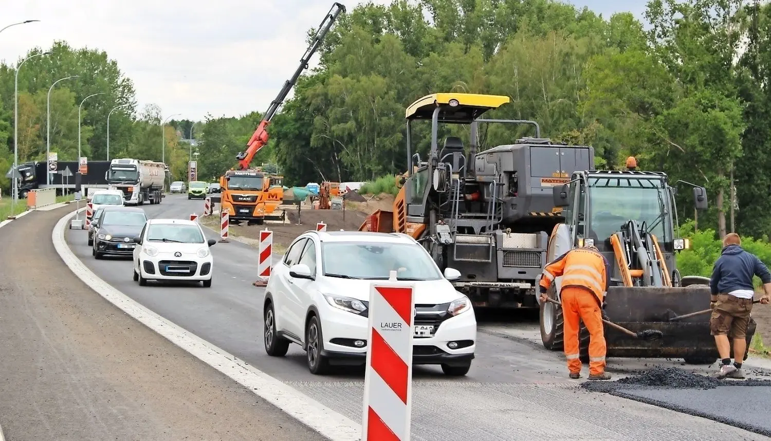 Weil sich auf der Dauerbaustelle B 101-Brücke über die Bahnstrecke in Elsterwerda Senken in der Fahrbahn gebildet hatten, musste abschnittsweise der Asphalt wieder herausgefräst und am Dienstag neu eingebaut werden. Doch das ist noch nicht das Ende der Arbeiten auf diesem wichtigen Bauwerk.