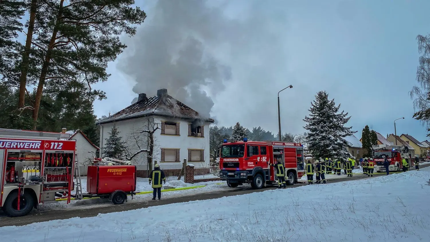 Die Feuerwehr muss den Brand in einem Einfamilienhaus im Landkreis Elbe-Elster bekämpfen.