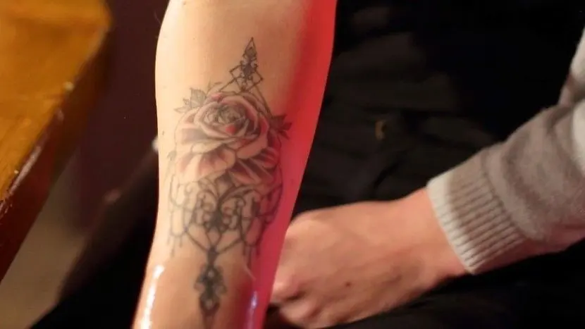 Maxi Apel trägt aus Verbundenheit zu ihrem Opa ein Rosen-Tattoo.