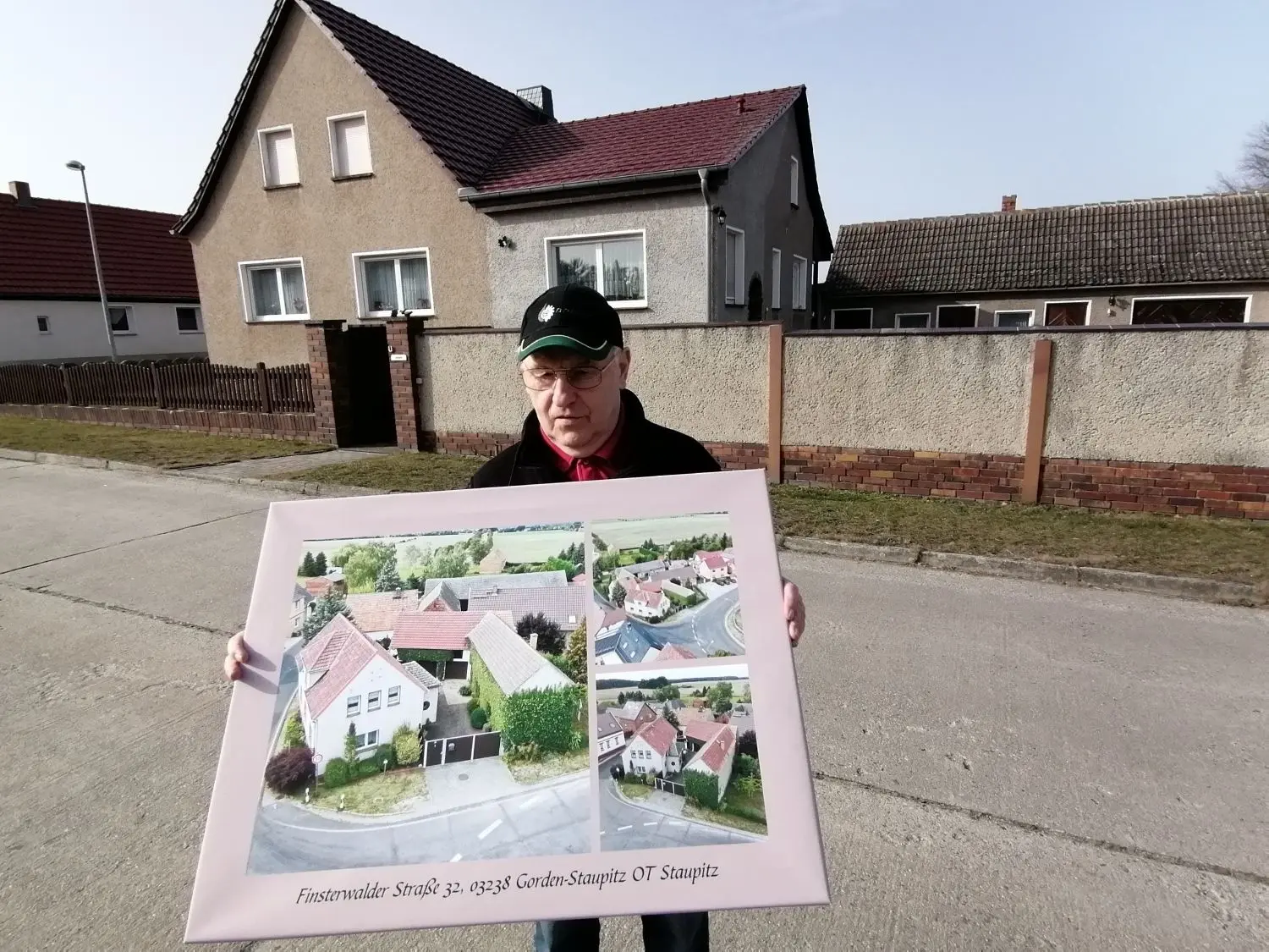 Diese Luftbilder vom ehemaligen Anwesen in Staupitz haben die beiden Enkel für Oma und Opa zusammengestellt. Seit dem Auszug wohnen Erika und Hans Richter in dem Haus im Hintergrund zur Miete. Ihr Dorf wollten sie nicht verlassen.
