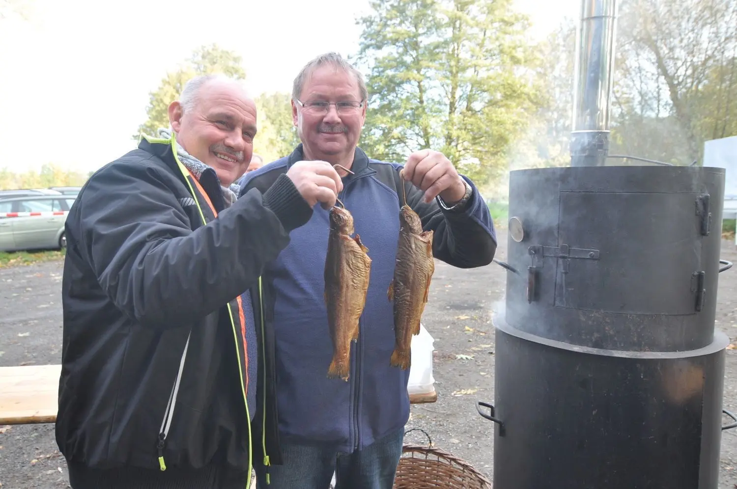 Direkt am Teich zwischen Maasdorf und Thalberg frisch geräucherte Forellen: Günter Gahse und Roland Köhler (r.).