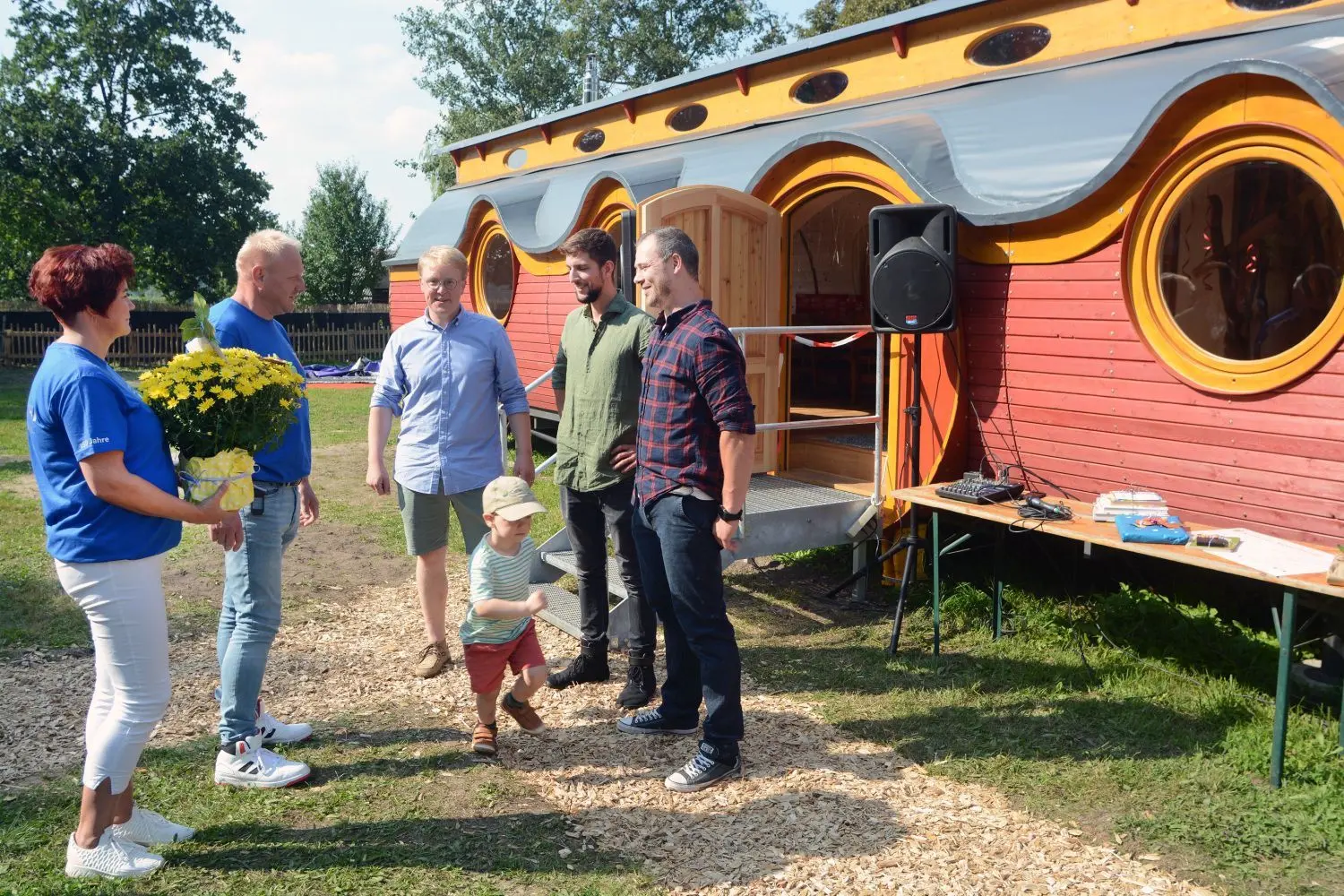 Das ist keine Hobbithöhle, sondern eine neue Kita in Calau: Manja und Matthias Kliche überbrachten Glückwünsche der Freiwilligen Feuerwehr Calau, die Vorstand Hendrik Kurth sowie die Erzieher Jan Grogorick und Christopher Faatz (v. l.) dankend entgegennahmen.