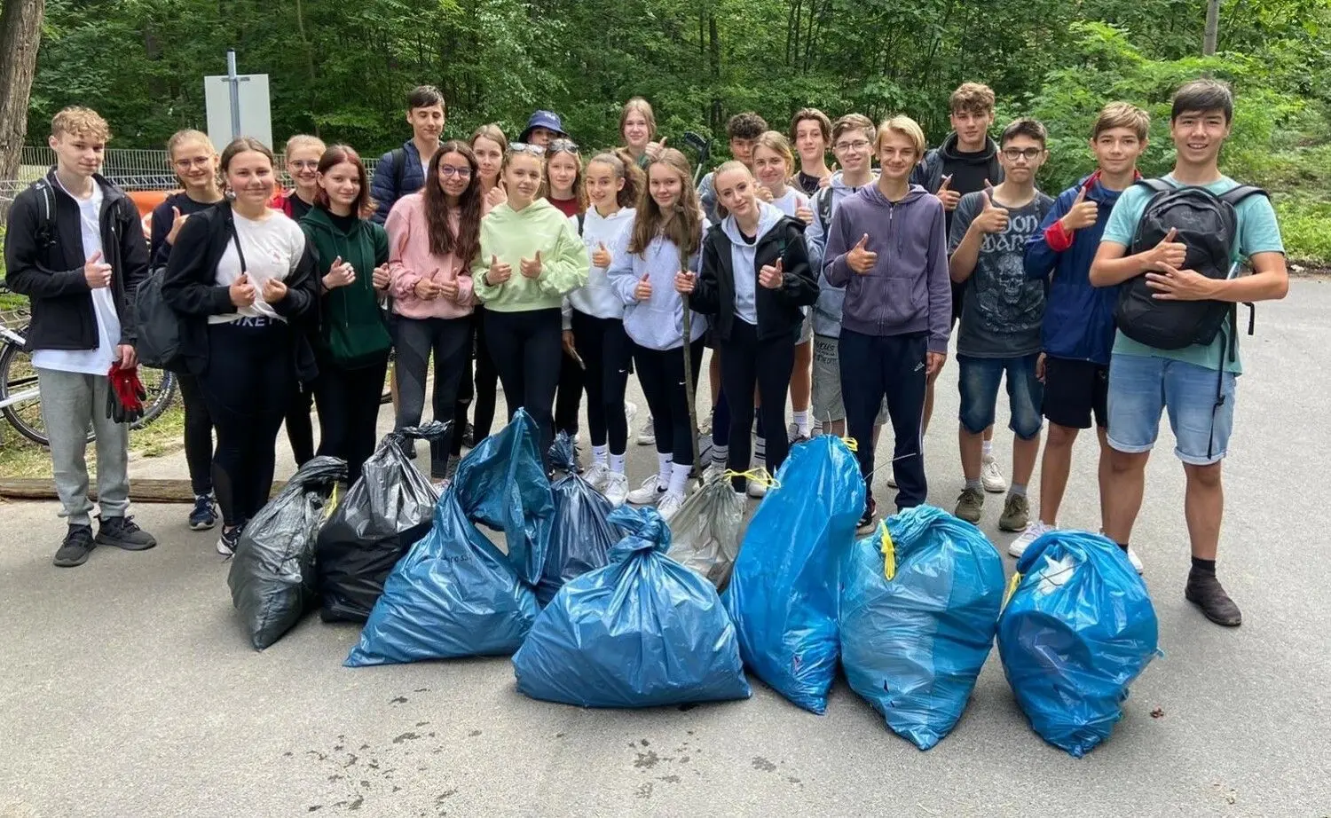 Die Schüler der 8/2 des Landau-Gymnasiums haben rings um den Braunsteich in Weißwasser Müll gesammelt.