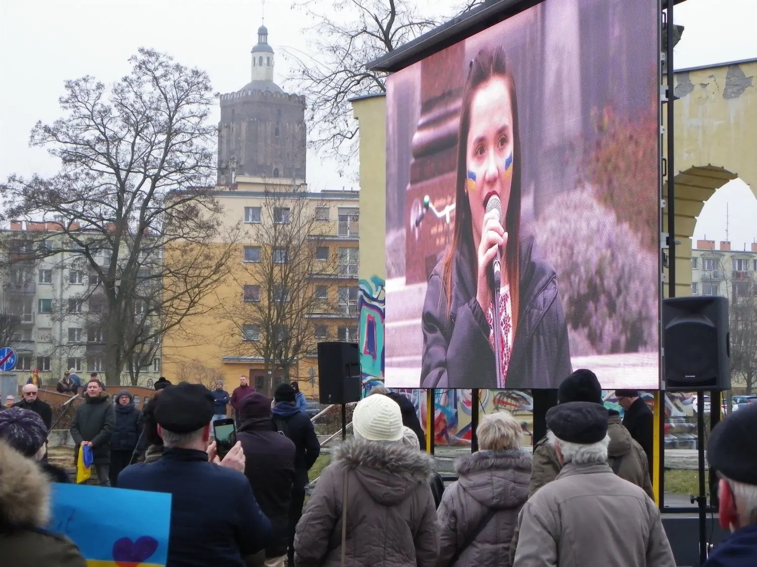Einige Hundert Gubener und Gubiner nahmen am Friedensgebet auf der Neißeinsel teil und zeigten Solidarität mit der Ukraine.