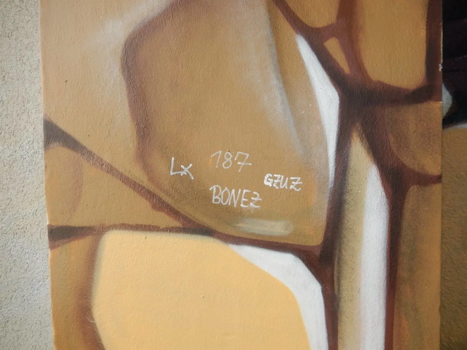 Krizeleien wie diese verschandeln jetzt die Graffiti-Kunstwerke.