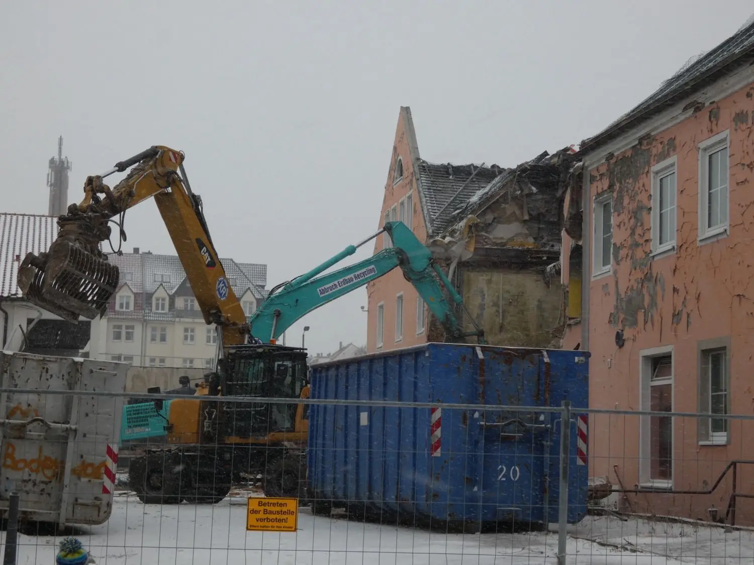 2021: Das ehemalige Bautzener Hotel Husarenhof wird gegenwärtig abgerissen. Im Februar 2016 brannte es nach Brandstiftung aus. Täter wurden nie ermittelt.