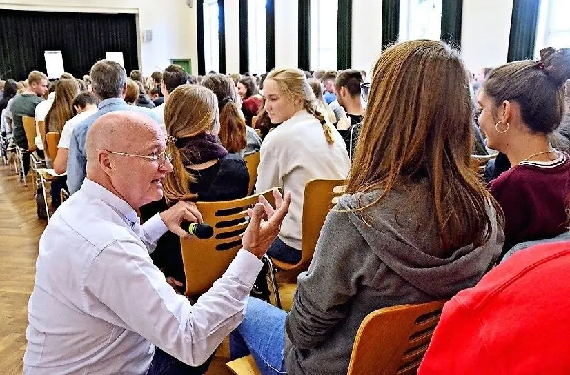 Der renommierte Schweizer Gedächtnistrainer Gregor Staub begeistert mit seinen Lerntechniken die Schüler des Sängerstadt-Gymnasiums und in einer öffentlichen Veranstaltung etwa 300 Interessierte.