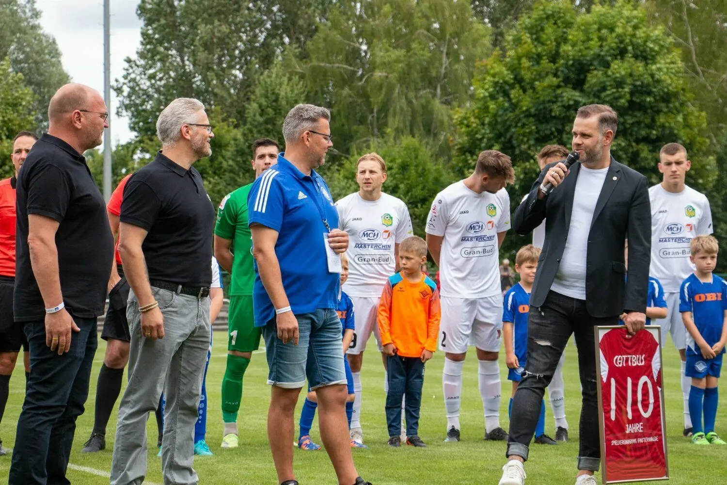 Dicke Überraschung: Zum 110. Vereinsgeburtstag der Spielvereinigung Finsterwalde gab es von Energie-Präsident Sebastian Lemke (rechts) ein FCE-Trikot für die Blau-Weißen um SpVgg-Präsident Stefan Höhne.