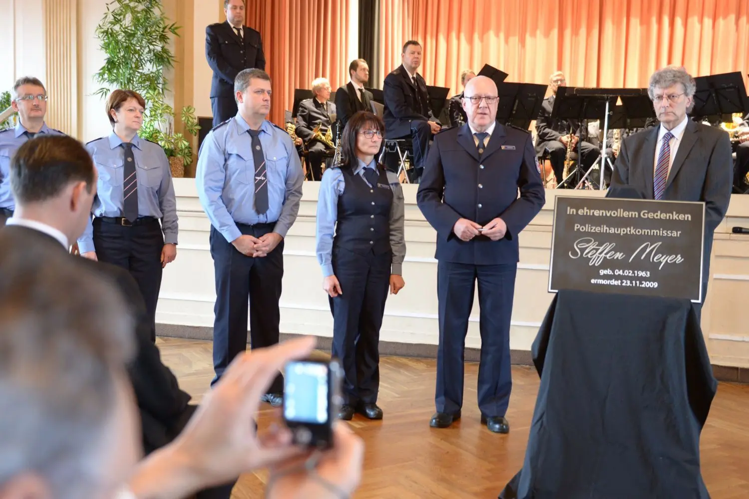 In einer bewegenden ist Gedenkveranstaltung anlässlich des zehnten Todestages des ermordeten Polizeihauptkommissars Steffen Meyer aus Lauchhammer gedacht worden.⇥