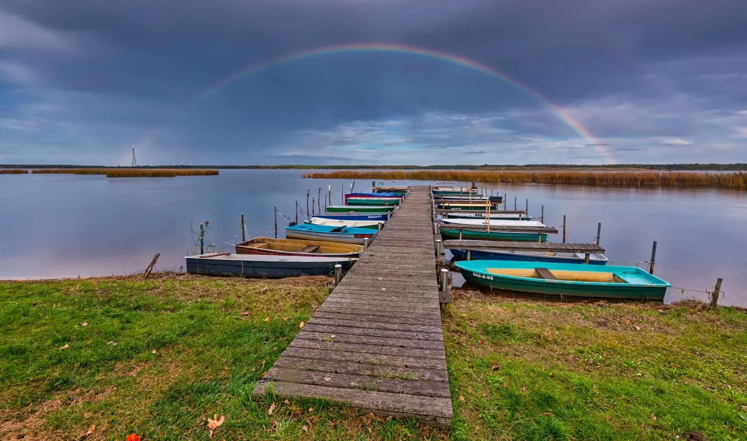Die Veränderungsprozesse in der Lausitz schon in den zurückliegenden Jahrzehnten sind enorm. Mit ein bisschen Glück erwischt man am Gräbendorfer See unweit von Drebkau auch einen Regenbogen am Himmel.