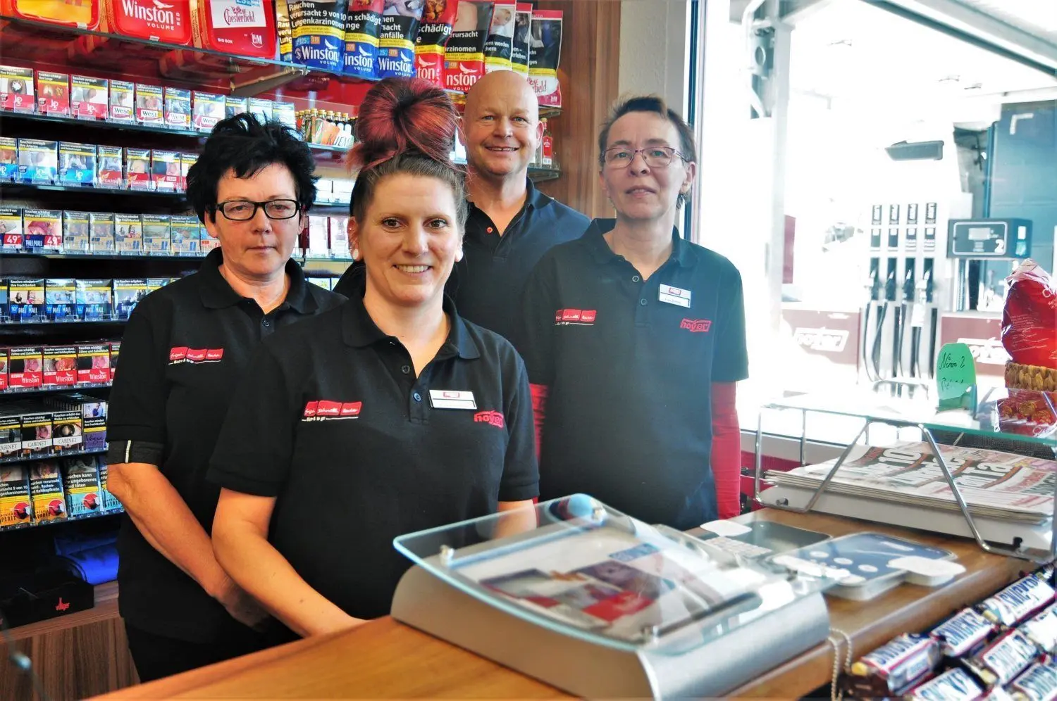 Christine Scholz, Carolin Freigang, Henry Strasen und Carmen Schulz (v. l.) sorgen in Schwarze Pumpe dafür, dass es den Kunden der neuen Tankstelle an nichts fehlt. Der Geheimtipp: die selbstgemachen Plinse.