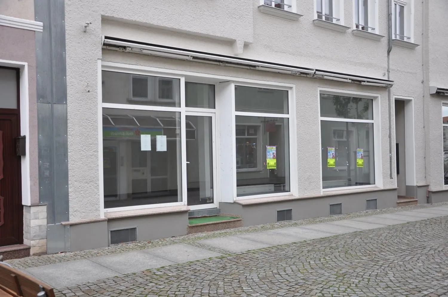 Immer mehr Geschäfte schließen oder sind bereits länger geschlossen in der Innenstadt von Elsterwerda - das einstige Geschäft Wohnraumtextilien in der Fußgängerpassage steht leer. Das Angebot gibt es allerdings weiter: Die Inhaberin ist auf die gegenüberliegende Straßenseite gezogen.