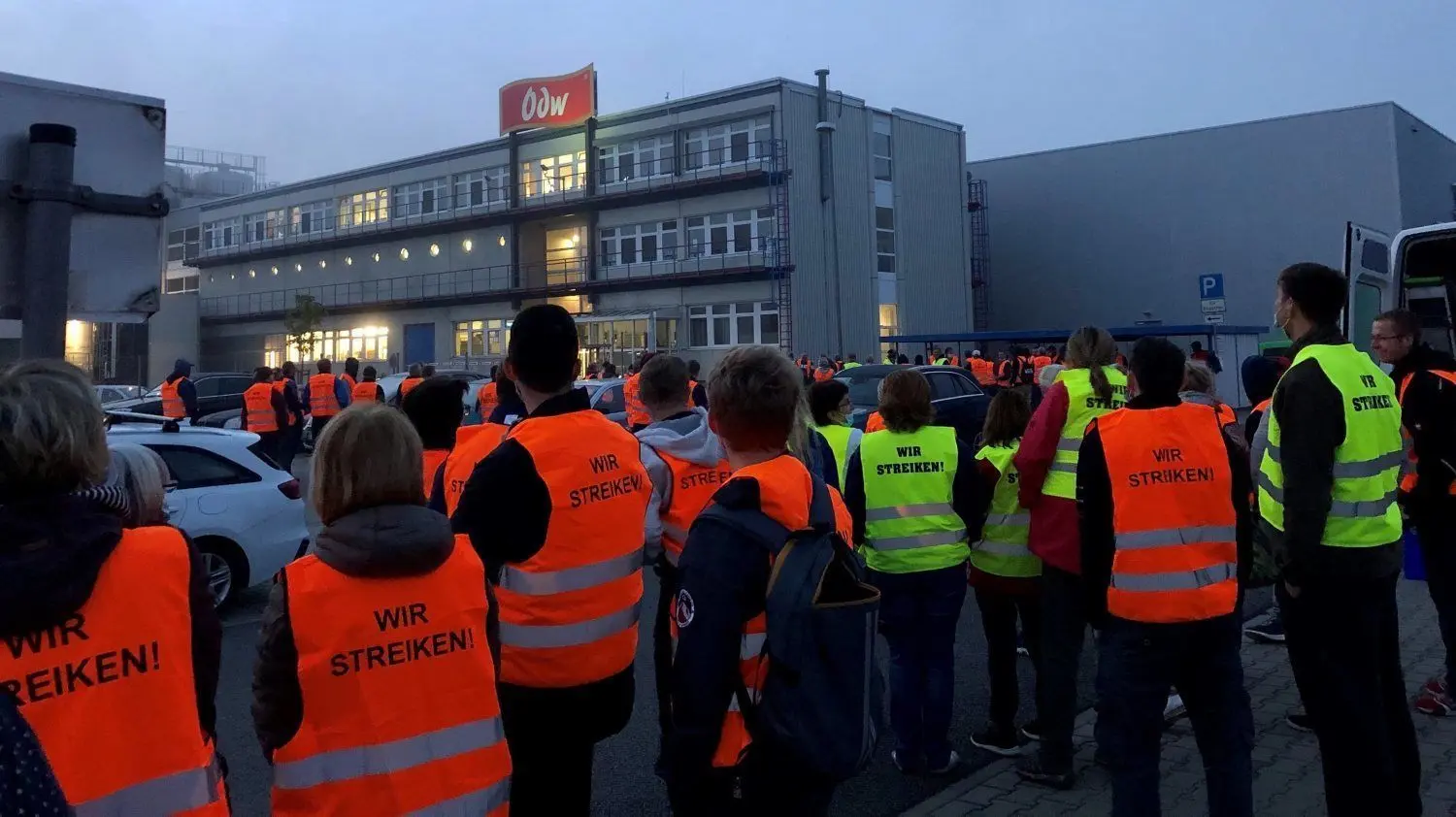 Warnstreik bei ODW Elsterwerda am 2. Oktober 2020 ab 4 Uhr - etwa 150 Beschäftigte der Nacht- und Frühschicht auf dem Parkplatz vor dem Werk.