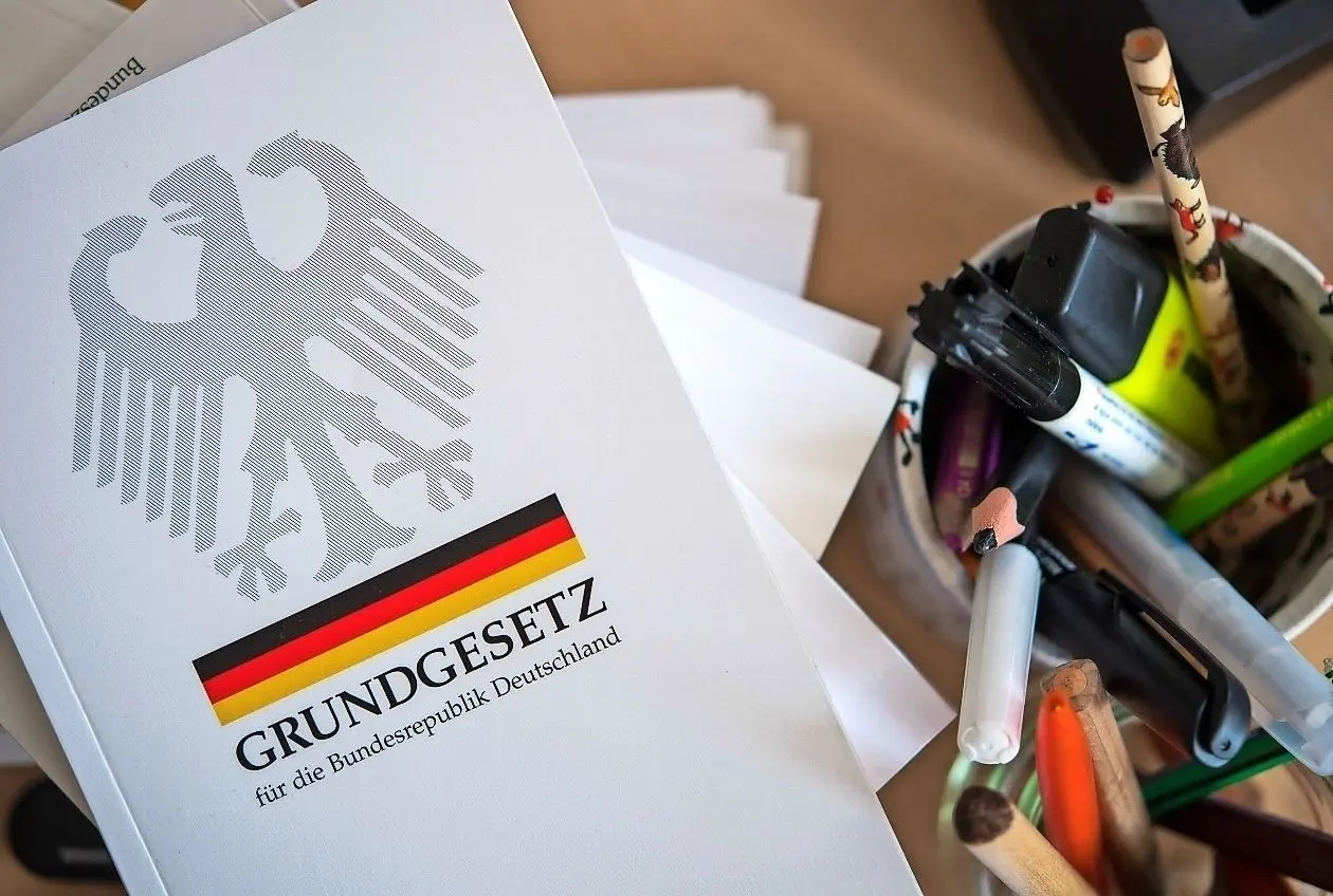 Ist es an der Zeit, eine neue Fassung des Grundgesetzes zu schreiben? Ja, sagt Markus Meckel. Das deutsche „Grundgesetz“ ist immerhin schon 70 Jahre alt, und die Welt hat sich dramatisch verändert.⇥