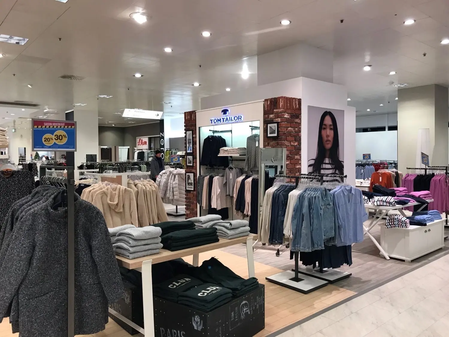 Die untere Etage des ehemaligen Galeria-Kaufhauses in Cottbus hat wieder geöffnet. Der neue Betreiber ist die eigentlich insolvente Aachener Modekette.