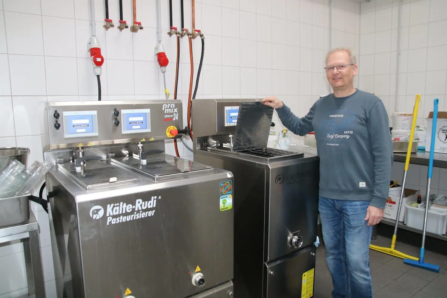 Olaf Seidel am Arbeitsplatz. Hier wird jede einzelne Eissorte gekocht.