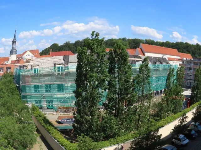 Blick auf die Baustelle des Spremberger Bürgerhauses im Sommer 2023 von der Töpferstraße aus. Das Gerüst soll fallen, nur wann?