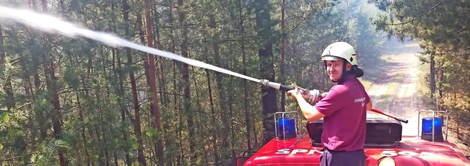 Auf einem Tanklöschfahrzeug der Freiwilligen Feuerwehr Kolkwitz Martin Mathow war Ende Juni bei der Bekämpfung des Waldbrands in der Lieberoser Heide mit dabei.